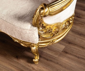 Casa Padrino Luxus Barock Sofa Cremefarben / Gold - Prunkvolles Wohnzimmer Sofa mit Muster - Barock Wohnzimmer Möbel - Edel & Prunkvoll