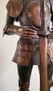 Casa Padrino Luxus Mittelalter Deko Bronze Skulptur Ritter mit Schwert 79 x 61 x H. 241 cm - Große Bronze Dekofigur mit Sockel - Mittelalter Deko Accessoires - Luxus Qualität
