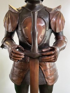 Casa Padrino Luxus Mittelalter Deko Bronze Skulptur Ritter mit Schwert 79 x 61 x H. 241 cm - Große Bronze Dekofigur mit Sockel - Mittelalter Deko Accessoires - Luxus Qualität