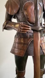 Casa Padrino sculpture décorative médiévale de luxe en bronze chevalier avec épée 79 x 61 x A. 241 cm - grande figure décorative en bronze avec piédestal - Accessoires décoratifs médiévaux