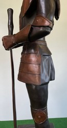 Casa Padrino sculpture décorative médiévale de luxe en bronze chevalier avec épée 79 x 61 x A. 241 cm - grande figure décorative en bronze avec piédestal - Accessoires décoratifs médiévaux