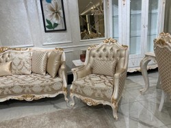 Casa Padrino luxury baroque living room armchair gold / white / gold - Handmade baroque style armchair with elegant pattern and decorative pillow - Baroque living room furniture