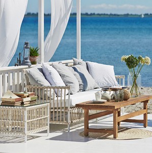 Casa Padrino Luxus Gartentisch Weiß / Grau 60 x 60 x H. 43 cm - Wetterbeständiger Garten & Terrassen Beistelltisch mit Glasplatte - Moderne Garten & Terrassen Möbel - Luxus Kollektion