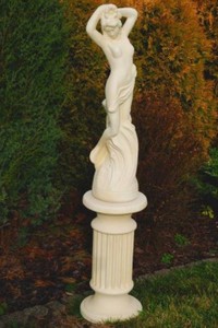 Casa Padrino Jugendstil Garten Deko Skulptur Frau auf Säule Sandfarben H. 161 cm - Elegante Garten Deko Stein Figur mit Säule - Barock & Jugendstil Garten Deko Accessoires