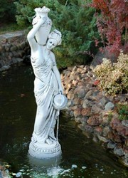 Casa Padrino scultura gargoyle Art Nouveau donna con vaso e brocca grigio A. 135 cm - Elegante figura in pietra gargoyle - Accessori per la Decorazione del Giardino Barocco e Art Nouveau