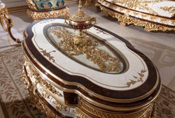 Casa Padrino tavolo da soggiorno barocco di lusso bianco / marrone / oro - Magnifico tavolino da caffè in legno massello con piano in vetro - Mobili da soggiorno barocchi - Nobile e Magnifico