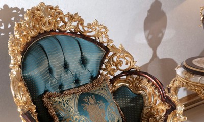 Casa Padrino Luxus Barock Sessel Blau / Beige / Braun / Gold - Prunkvoller Wohnzimmer Sessel mit elegantem Muster - Barock Wohnzimmer Möbel - Edel & Prunkvoll
