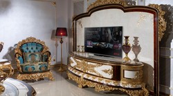 Casa Padrino armadio TV barocco di lusso bianco / marrone / oro - Magnifica credenza da soggiorno con parete posteriore - Mobili da soggiorno barocchi - Nobile e Magnifico