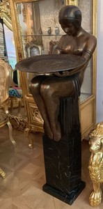 Casa Padrino sculpture décorative bronze de luxe femme avec plaque bronze / noir 43 x 63 x H. 145 cm - Figure décorative avec socle en marbre - Décoration de Salon - Décoration de Bureau