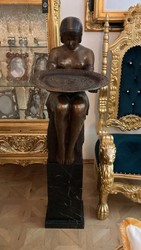 Casa Padrino sculpture décorative bronze de luxe femme avec plaque bronze / noir 43 x 63 x H. 145 cm - Figure décorative avec socle en marbre - Décoration de Salon - Décoration de Bureau