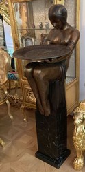 Casa Padrino sculpture décorative bronze de luxe femme avec plaque bronze / noir 43 x 63 x H. 145 cm - Figure décorative avec socle en marbre - Décoration de Salon - Décoration de Bureau
