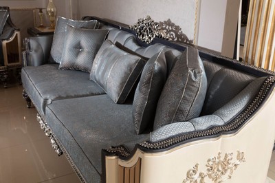 Casa Padrino Luxus Barock Sofa Hellblau / Beige / Schwarz / Gold - Prunkvolles Wohnzimmer Sofa mit elegantem Muster - Barock Wohnzimmer & Hotel Möbel - Edel & Prunkvoll