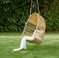 Casa Padrino fauteuil suspendu d'extérieur de luxe naturel / blanc 66 x 63 x H.113 cm - Fauteuil suspendu de jardin et terrasse résistant aux intempéries - Meubles de Jardin et patio