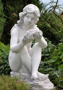 Casa Padrino scultura gargoyle Art Nouveau donna seduta bianco 24 x 46 x A. 62 cm - Elegante figura in pietra gargoyle - Accessori per la Decorazione del Giardino Barocco e Art Nouveau