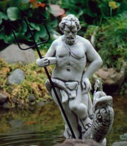 Casa Padrino scultura gargoyle Art Nouveau nettuno con pesce grigio / nero 23 x 23 x A. 70 cm - Elegante figura in pietra gargoyle - Accessori per Decorazione del Giardino Barocco e Art Nouveau