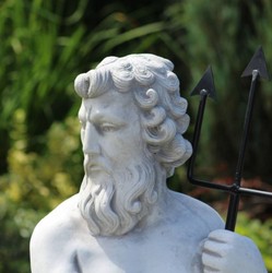 Casa Padrino sculpture Art Nouveau gargouille neptune avec poisson gris / noir 35 x 35 x H. 123 cm - Elégante figure de pierre gargouille - Accessoires de Décoration de Jardin Art Nouveau