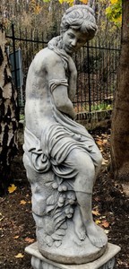 Casa Padrino Scultura Art Nouveau del Giardino Donna Grigio Antico 44 x 44 x A. 130 cm - Elegante Decorazione da Giardino Figura in Pietra - Accessori Decorativi da Giardino Barocco e Art Nouveau