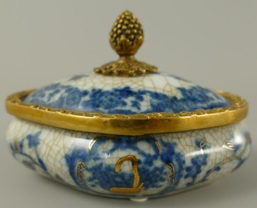 Casa Padrino azucarero barroco con tapa de porcelana crema / azul / latón 11 x 8 x A. 8 cm - Accesorios de decoración de porcelana barroco