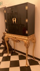 Pompöös by Casa Padrino Luxus Barock Weinschrank Barschrank Schwarz Gold Pompöös by Casa Padrino Luxury Baroque Wine Cabinet Bar Cabinet Black Gold Pompöös by Casa Padrino Luxus Barock Weinschrank Barschrank Schwarz Gold Pompöös by Casa Padrino Luxury Baroque Wine Cabinet Bar Cabinet Black Gold