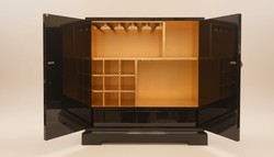 Pompöös by Casa Padrino Luxus Barock Barschrank Schwarz / Gold - Pompööser Barock Weinschrank designed by Harald Glööckler - Barock Bar Möbel - Edel & Prunkvoll Pompöös by Casa Padrino Luxus Barock Barschrank Schwarz / Gold - Pompööser Barock Weinschrank designed by Harald Glööckler - Barock Bar Möbel - Edel & Prunkvoll