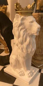 Casa Padrino Luxury Decorative Figure Lion with Crown White / Gold H. 80 cm - Weather Resistant Decorative Sculpture - Living Room Decoration - Garden & Terrace Decoration Animal Figure