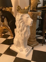 Casa Padrino Figura Decorativa di lusso Leone con Corona Bianco / Oro A. 80 cm - Scultura Decorativa Resistente alle Intemperie - Decorazione da Soggiorno - Decorazione Giardino & Terrazza Figura