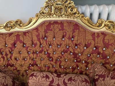 Casa Padrino Barock 2er Sofa Bordeaux Muster  / Gold mit Bling Bling Glitzersteinen und Kissen - Antik Stil Wohnzimmer Möbel