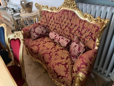 Casa Padrino canapé baroque 2 places motif Bordeaux / or avec strass bling bling et coussins - meuble de salon de style ancien