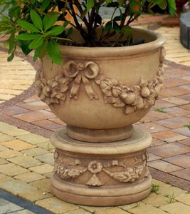 Casa Padrino vaso di fiori barocco con piedistallo beige Ø 47 x A. 79 cm - Magnifico vaso per piante con piedistallo rotonda in stile barocco - Accessori per la decorazione del giardino barocco
