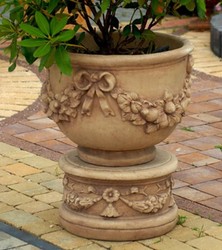 Casa Padrino pot de fleurs baroque avec piédestal beige Ø 47 x H. 79 cm - Magnifique cache-pot avec piédestal rond de style baroque - Accessoires de décoration de jardin baroque