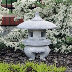 Casa Padrino Lámpara de Jardín de Estilo Japonés Pagoda Blanco / Gris Ø 42 x A. 51 cm - Lámpara de Jardín y Terraza Pequeña - Farol de Jardín Resistente a la Intemperie - Iluminación de Jardín