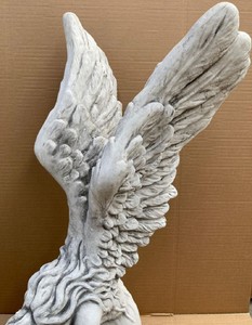 Casa Padrino Barock Deko Skulptur Frau mit Flügel Weiß / Grau 56 x 63 x H. 110 cm - Garten Deko Stein Figur - Barock Garten & Terrassen Deko Accessoires