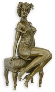 Casa Padrino figure baroque de luxe en bronze femme avec tabouret 12,4 x 10,7 x H. 24,5 cm - Sculpture en bronze - Figure décorative - Accessoires de décoration baroque