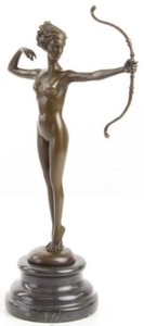 Casa Padrino figure en bronze de luxe femme avec arc 9,9 x 17 x H. 30,9 cm - Sculpture en bronze avec socle en marbre - Figurine décorative - Accessoires de décoration de luxe