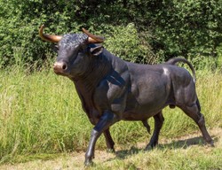 Casa Padrino luxury bronze decorative sculpture bull 295 x 86 x H. 160 cm - Huge bronze sculpture - Life size animal figure - XXL bronze bull figure - XXL garden sculpture - Garden decoration