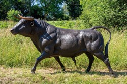 Casa Padrino luxury bronze decorative sculpture bull 295 x 86 x H. 160 cm - Huge bronze sculpture - Life size animal figure - XXL bronze bull figure - XXL garden sculpture - Garden decoration