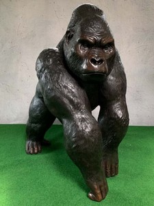 Casa Padrino Luxus Bronze Deko Skulptur Gorilla Affe 102 x 147 x H. 152 cm - Riesiege Bronze Skulptur - Lebensgroße Tierfigur - XXL Bronze Gorilla Figur - XXL Garten Skulptur - Luxus Garten Deko
