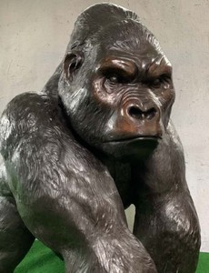 Casa Padrino Luxus Bronze Deko Skulptur Gorilla Affe 102 x 147 x H. 152 cm - Riesiege Bronze Skulptur - Lebensgroße Tierfigur - XXL Bronze Gorilla Figur - XXL Garten Skulptur - Luxus Garten Deko