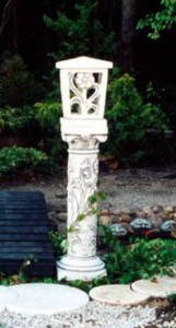Casa Padrino lanterne de jardin baroque en pierre avec pilier blanc 34 x 34 x H. 148 cm - Lampe de jardin et terrasse en pierre - Éclairage de jardin et terrasse style baroque - Mobilier baroque