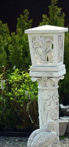 Casa Padrino Barock Garten Stein Laterne mit Säule Weiß 34 x 34 x H. 148 cm - Garten & Terrassen Stein Leuchte - Garten & Terrassen Beleuchtung im Barockstil - Barock Außenbeleuchtung - Barock Möbel
