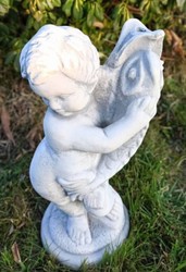 Casa Padrino sculpture Art Nouveau gargouille garçon avec poisson gris H. 48 cm - Elégante figure de pierre gargouille - Accessoires de Décoration de Jardin Art Nouveau