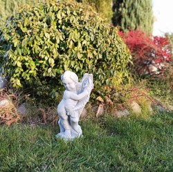 Casa Padrino sculpture Art Nouveau gargouille garçon avec poisson gris H. 48 cm - Elégante figure de pierre gargouille - Accessoires de Décoration de Jardin Art Nouveau