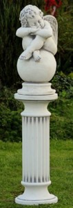 Casa Padrino pilastro barocco con angelo su pallina bianco / grigio Ø 30 x A. 134 cm - Pilastro da giardino barocco - Pilastro da giardino con scultura - Accessori decorativi per giardini barocchi