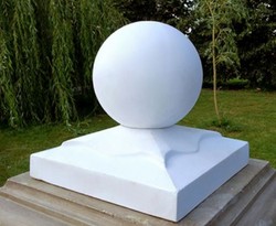 Casa Padrino Boulet de Canon Baroque avec Support Blanc 45 x 45 x H. 42 cm - Décoration Jardin & Terrasse Baroque - Décoration Jardin de Style Baroque - Accessoires Décoration Jardin Baroque
