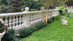 Casa Padrino Baroque Cannonball on Stand White Ø 20 x H. 24 cm - Baroque Garden & Terrace Decoration - Garden & Terrace Decoration in Baroque Style - Baroque Garden & Terrace Decoration