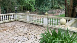 Casa Padrino Baroque Cannonball on Stand White Ø 20 x H. 24 cm - Baroque Garden & Terrace Decoration - Garden & Terrace Decoration in Baroque Style - Baroque Garden & Terrace Decoration