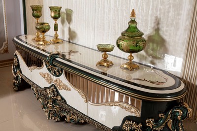 Casa Padrino Luxus Barock TV Schrank Creme / Weiß / Grün / Gold - Prunkvolles Wohnzimmer Sideboard mit Rückwand - Barock Wohnzimmer Möbel - Luxus Möbel im Barockstil - Edel & Prunkvoll