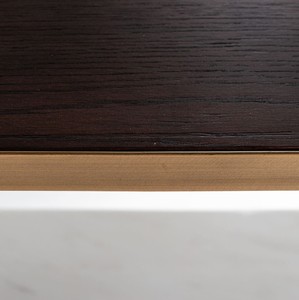 Casa Padrino Luxus Regalschrank Dunkelbraun / Weiß  / Messing 120 x 40 x H. 200 cm - Wohnzimmer Möbel - Wohnzimmer Einrichtung - Luxus Möbel - Luxus Einrichtung - Möbel Luxus
