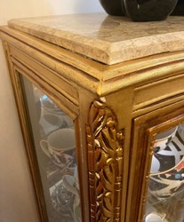 Casa Padrino vetrina barocco oro / crema - Vetrina fatto a mano in legno massello con anta in vetro e piano in marmo - Mobili soggiorno in stile barocco - Mobili barocchi - Arredi barocchi