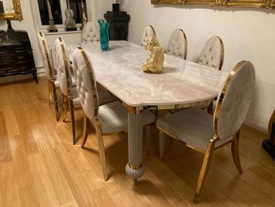 Casa Padrino Luxus Art Deco Esszimmer Set Weiß / Grau / Gold - 1 Art Deco Esstisch mit Kunstmarmor Tischplatte & 8 Art Deco Esszimmerstühle - Prunkvolle Art Deco Esszimmer Möbel - Luxus Qualität